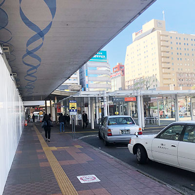 現在改装工事中の新潟駅の万代口から外へ出ます。