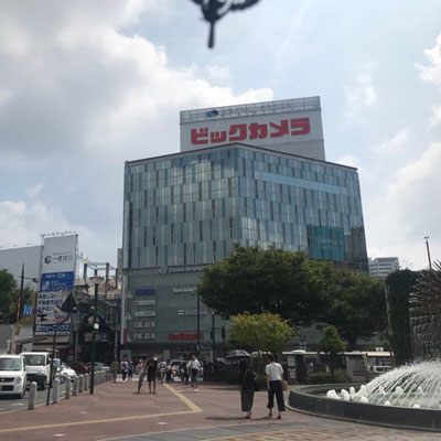 JR岡山駅 地上から 東口階段を降りると左前方にビックカメラが見えます。