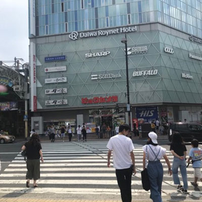 JR岡山駅 地上から ビックカメラ前の横断歩道を渡り、右に曲がります。