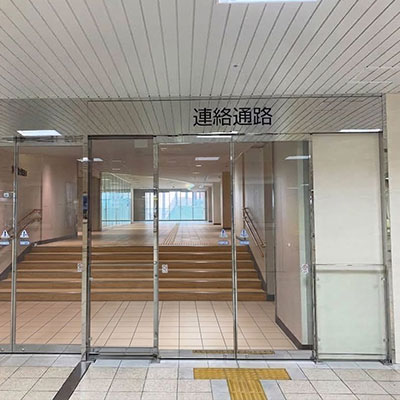 近鉄四日市駅「南改札」を出て、左手側の「東口」への階段をおります。