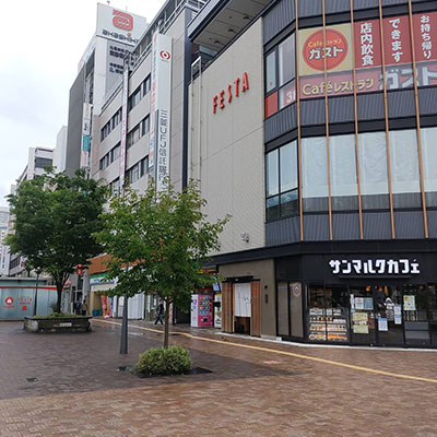姫路城口（北口）を出て直進すると右手にサンマルクカフェ姫路駅フェスタ店が見えてきます。