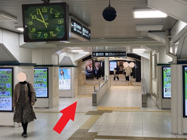 そのまま進み、階段、スロープを上がると左手に阪急三宮駅東改札口があります