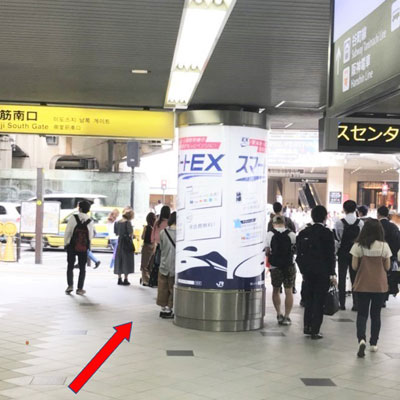 JR大阪駅 出口を出て左手、御堂筋南口・阪急百貨店方面へ