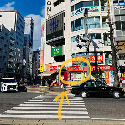 路面電車 八丁堀駅を下りたら、横断歩道を赤ひげ薬局さんの方へ渡ります。