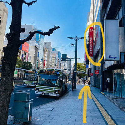 三菱UFJ信託銀行さんを右手に進み続けます。