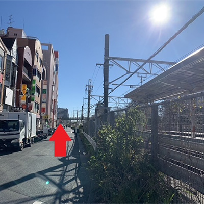 そのまま、まっすぐ線路沿いの道を1.2分ほど歩いてください。
