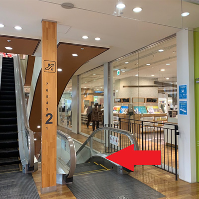 すぐのエスカレーターを1階まで降りて下さい。