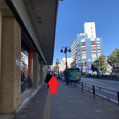 降りてすぐ目の前のドアを出ますと