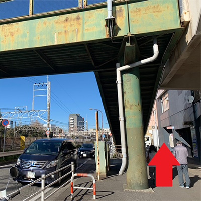 左にJR の線路が見えます。その線路沿いの道を、右にお曲がりいただき、