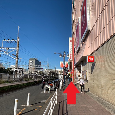 更に進むと信号があるので右へ渡ります。